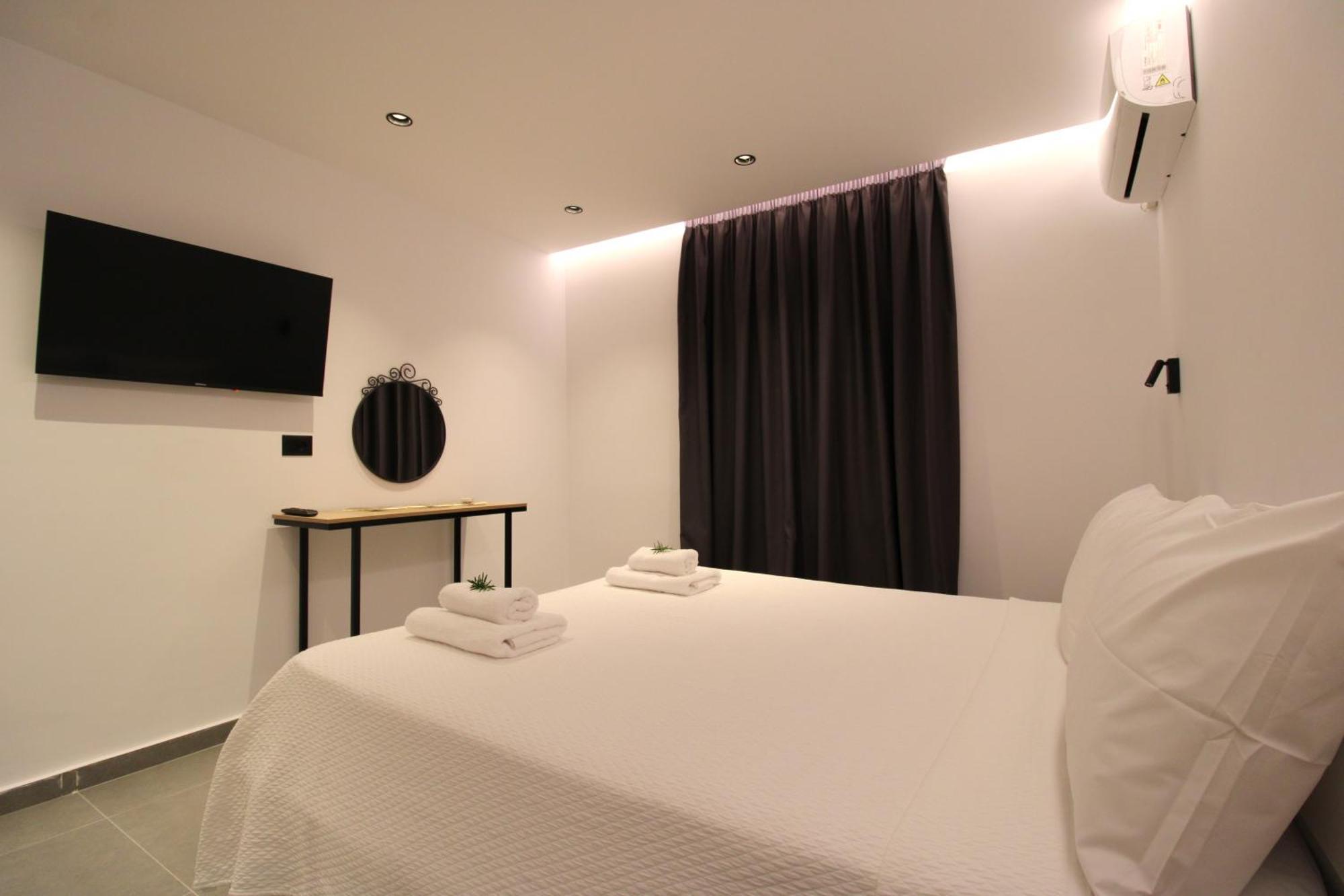 Aparthotel Melina'S Seaside Retreat Ksamil Esterno foto