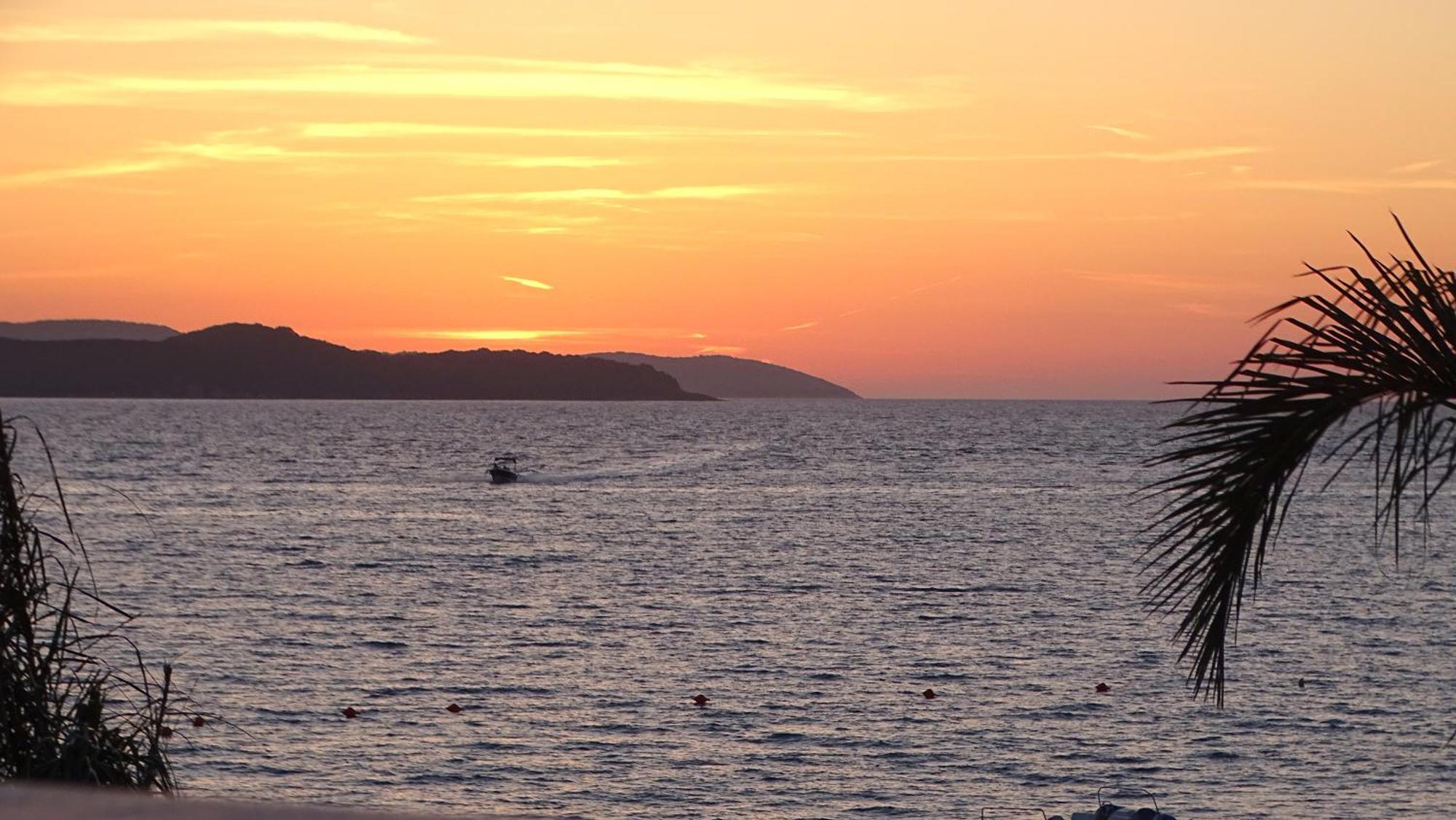 Aparthotel Melina'S Seaside Retreat Ksamil Esterno foto