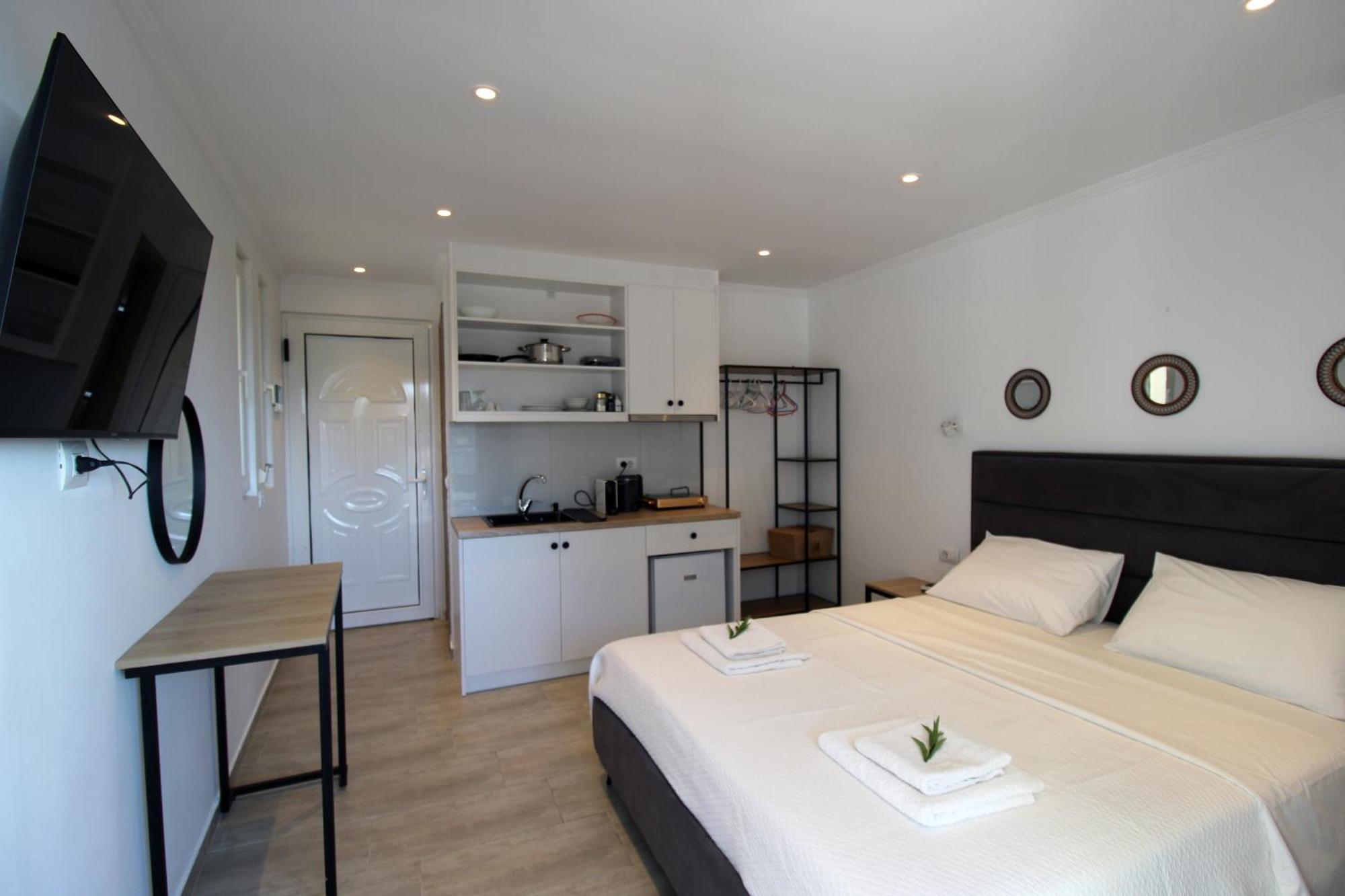 Aparthotel Melina'S Seaside Retreat Ksamil Esterno foto