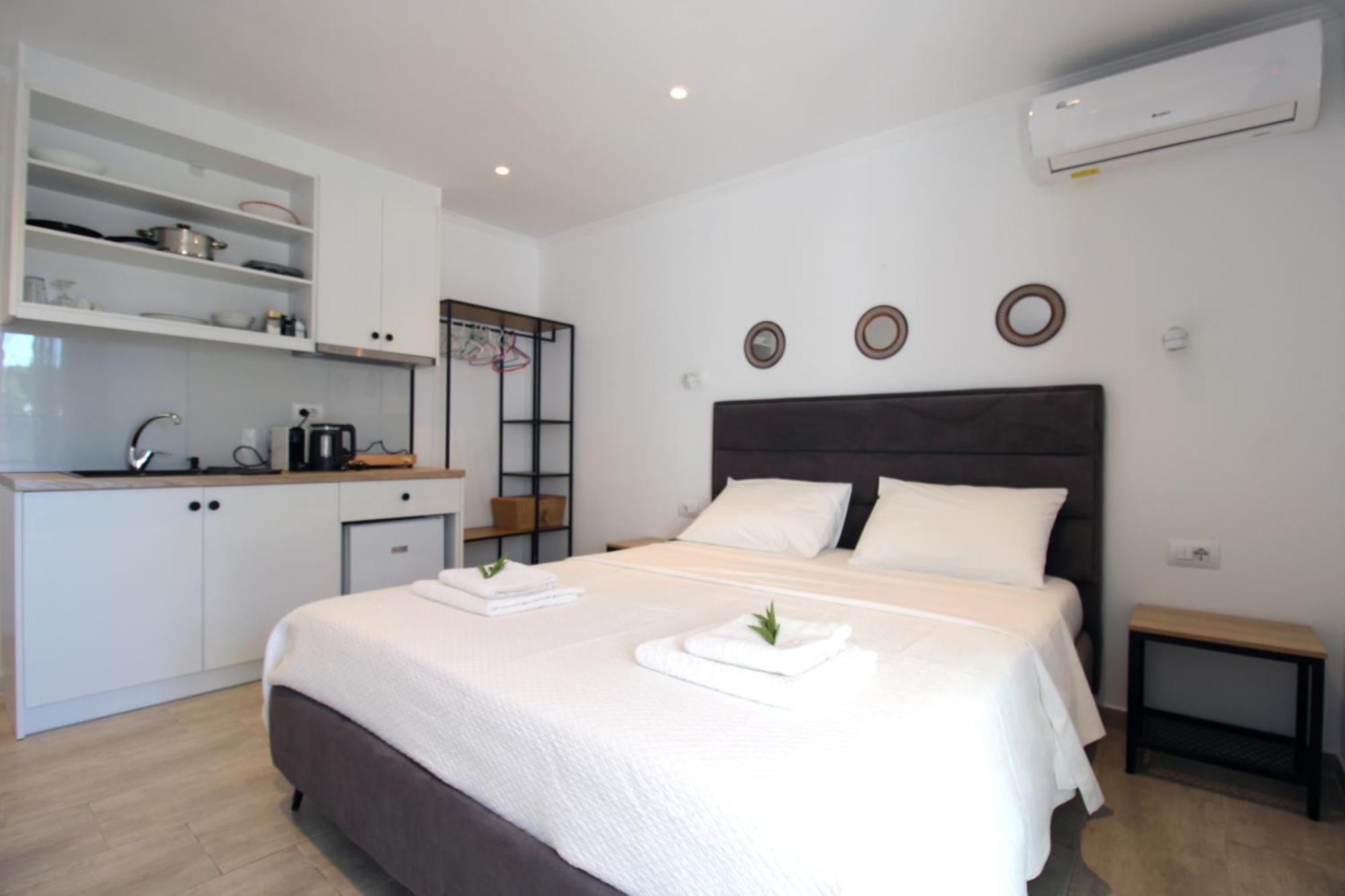 Aparthotel Melina'S Seaside Retreat Ksamil Esterno foto